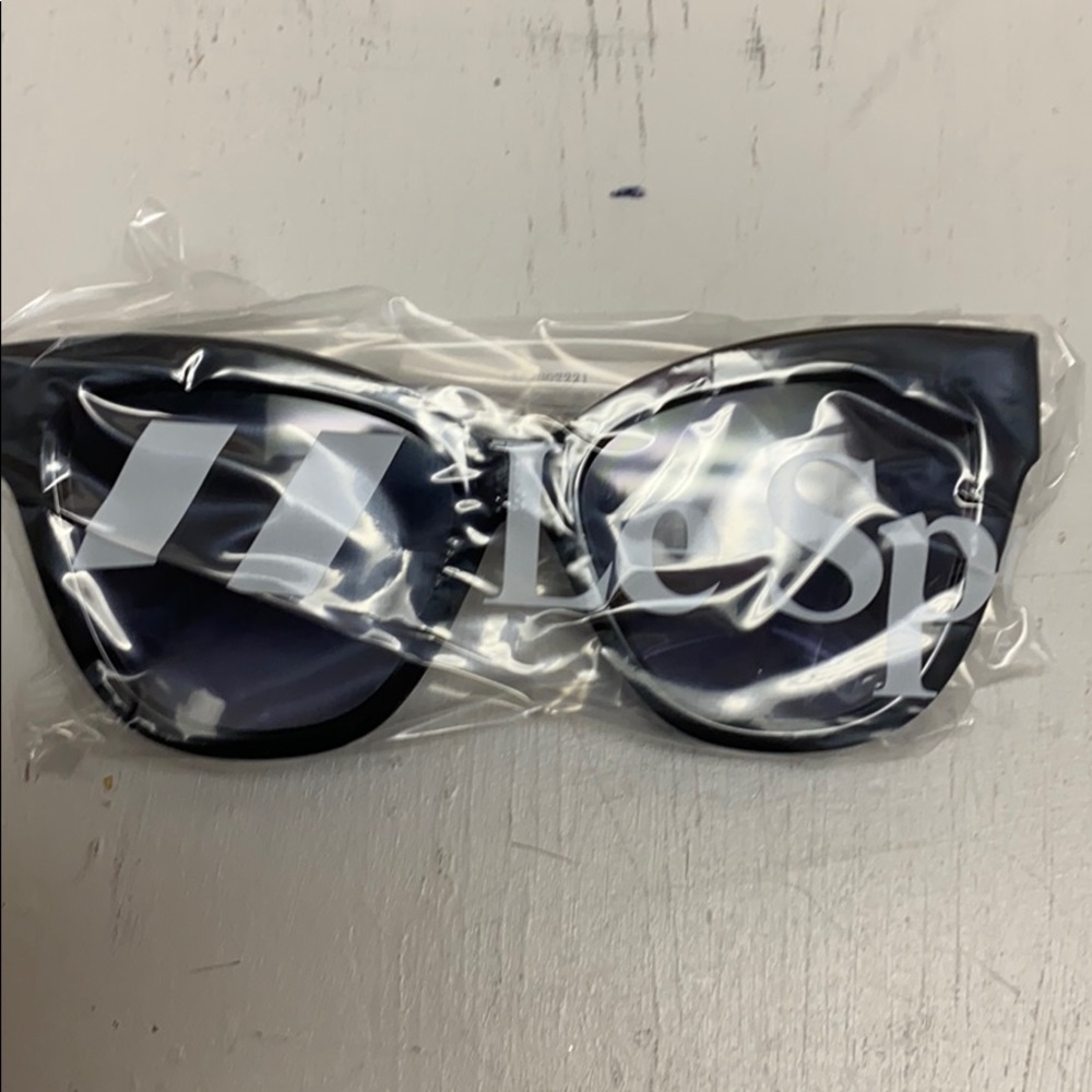 Le Specs Le Vacanze Sunglasses NWT Black - Picture 8 of 8